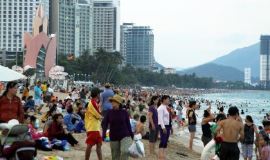 Hàng nghìn người đổ xô về Nha Trang du lịch